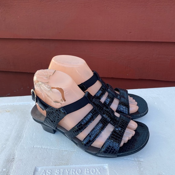 SAS Joy of Life Women’s Black Snake Print T Strap Sandals Size 7WW - Picture 3 of 16